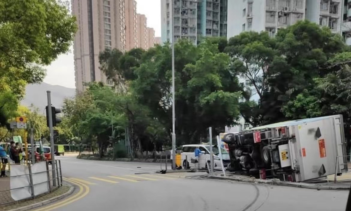 粉嶺密斗貨車失控剷上安全島再撞7人車 兩司機受傷送醫