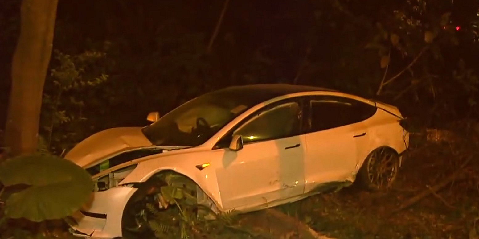 有片｜私家車大帽山失控剷入草叢 車上2人受輕傷