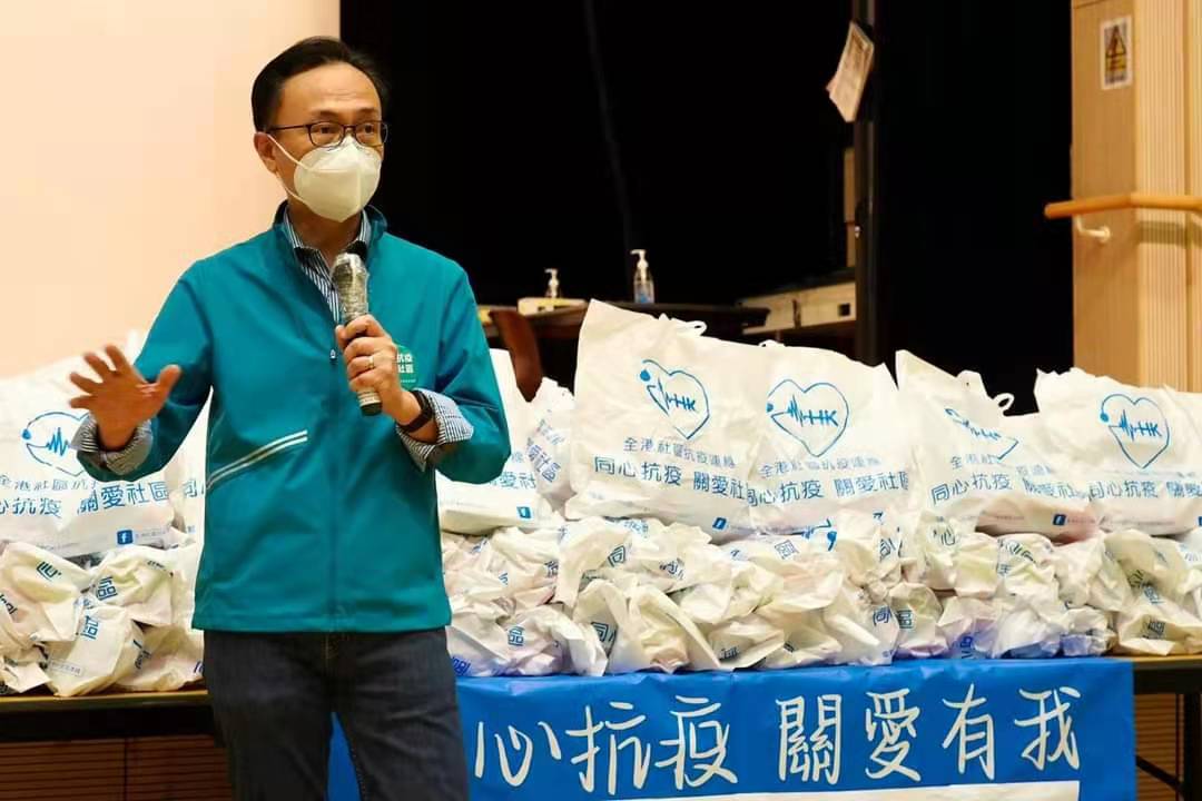 聶德權與政務主任齊落區派防疫物資