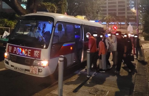 警屯門搗非法賭場拘14人 檢獲大量證物