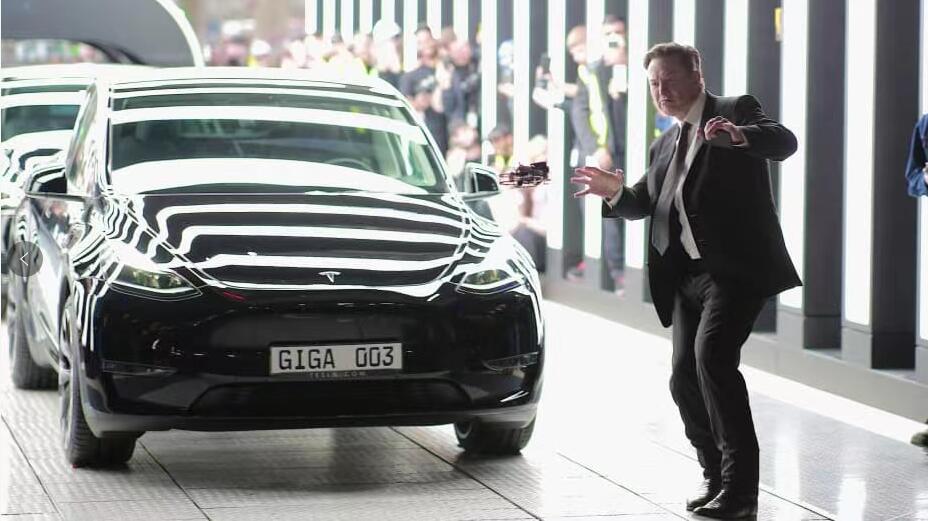 特斯拉德國新車廠交付首批電動車 馬斯克表現興奮手舞足動