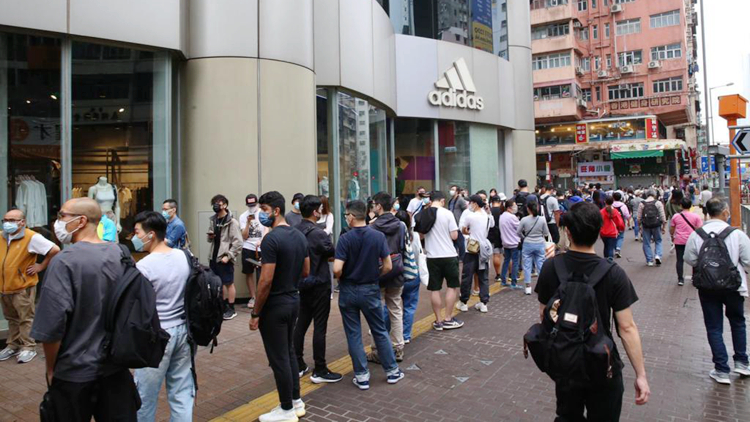有片 | 無懼嚴重疫情 近300人冒雨通宵排隊只為買手表