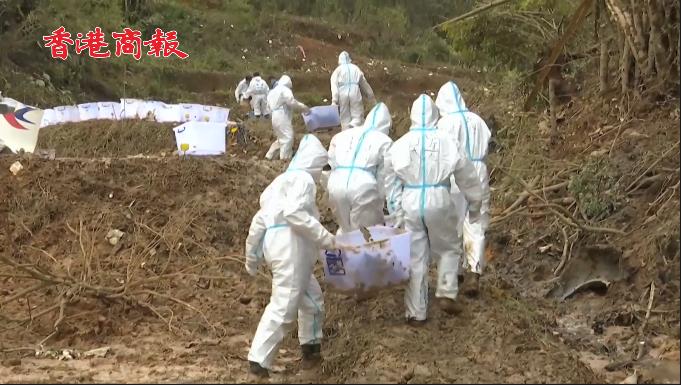 有片 | 墜機現場挖出大量飛機殘骸 多方救援力量協同搜救