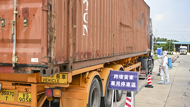 陸路口岸25日進行1475次快速核酸檢測 3跨境貨車司機初陽