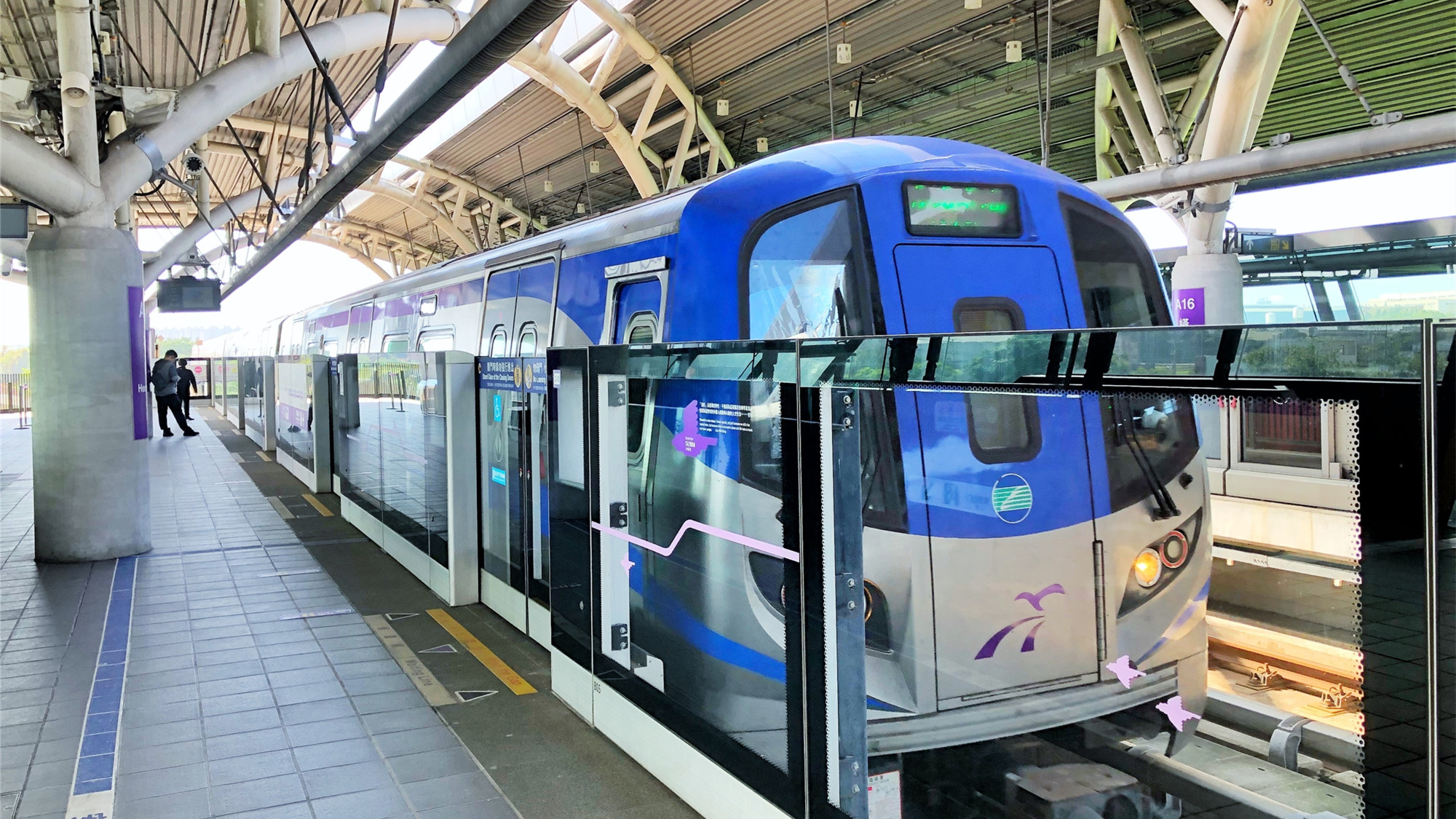 台鐵桃園中壢車站發生旅客落軌事故