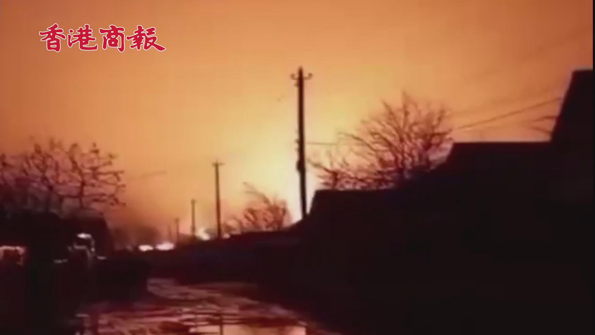 有片丨烏克蘭盧茨克油庫遭導彈襲擊 火光連天升起蘑菇雲