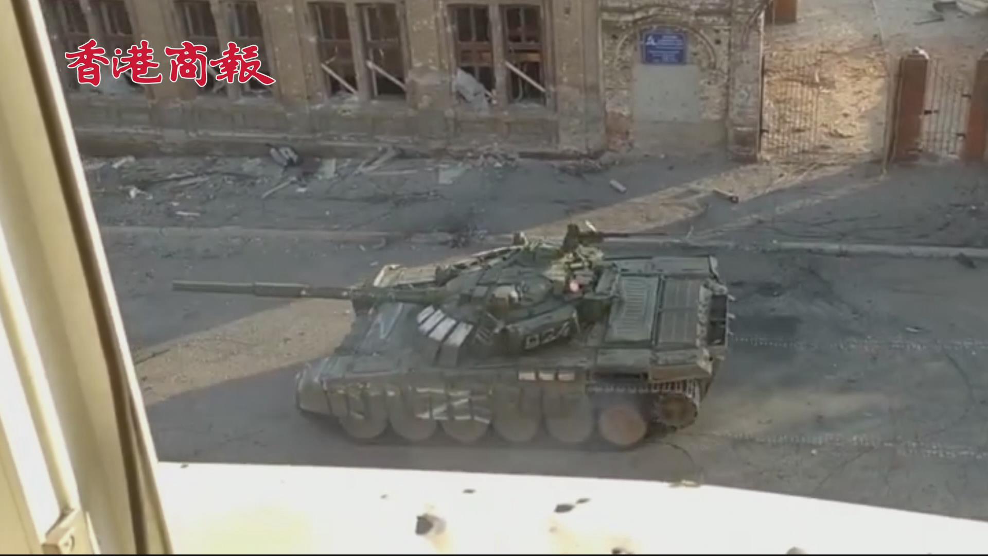 有片丨烏軍躲在民居內用反坦克導彈偷襲俄軍裝甲