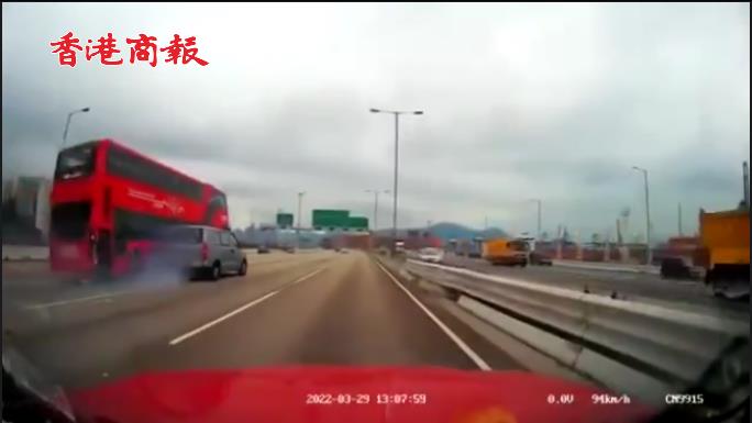 有片 | 一客貨車切線後失控 致6車連環撞