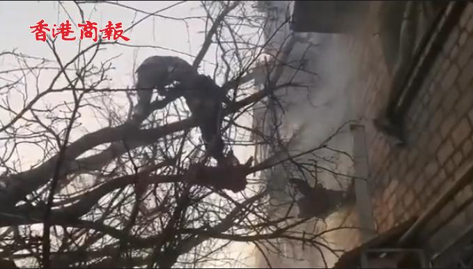 有片 | 馬里烏波爾戰火瀰漫 俄軍在樹上營救老年殘疾人