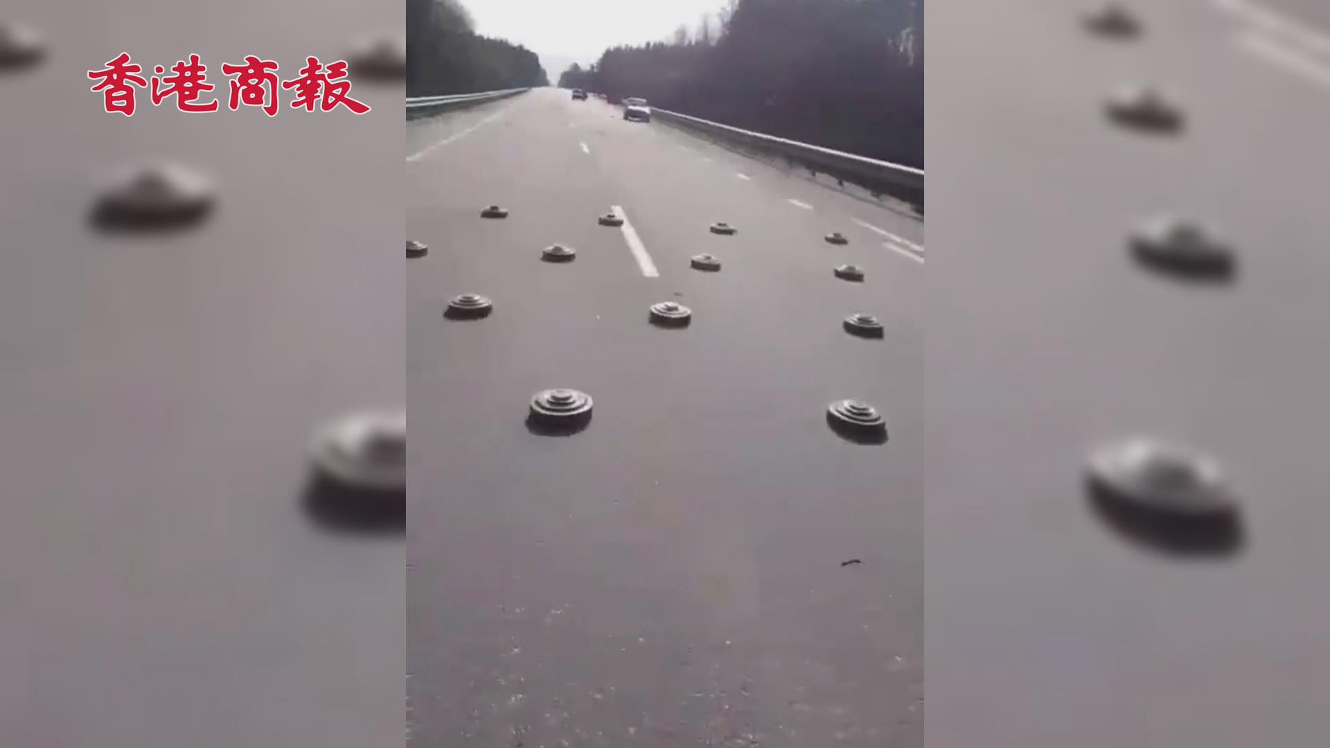 有片丨烏軍路上布滿反坦克地雷 民眾小心翼翼駕車通過