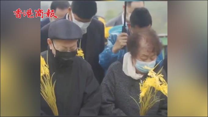 有片 | 袁隆平院士的夫人與後輩持金黃稻穗到陵園祭掃緬懷