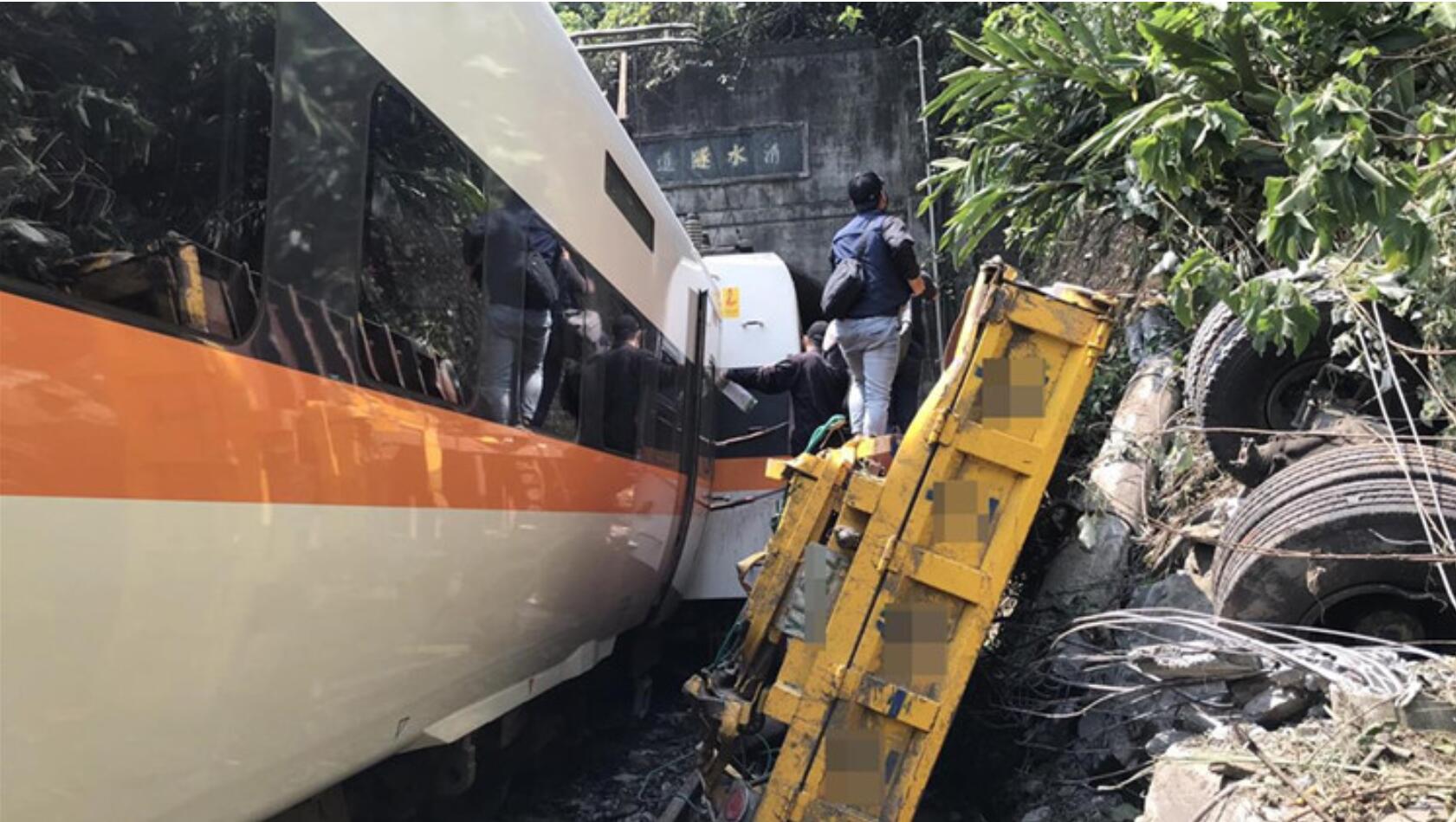 太魯閣號事故周年 台鐵列車鳴笛30秒悼罹難者