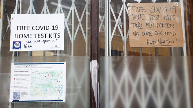 英國單周新增病例逾490萬創新高 專家批評「與新冠共存」