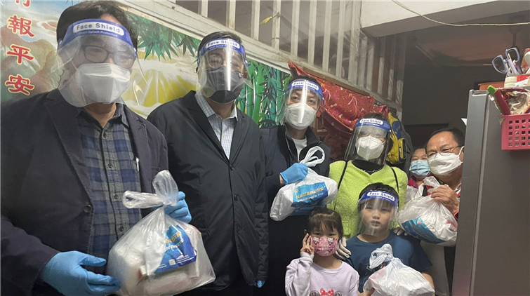 經民聯立會議員到佐敦派防疫包 籲市民善用包內快測劑