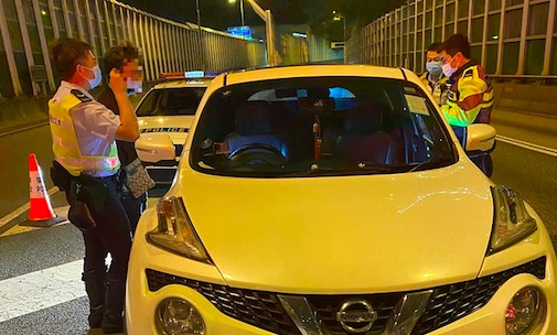 警方青衣截查違例行駛車輛 車內檢獲2.3萬元毒品