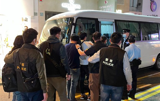 中區搗破無牌酒吧 警方拘捕一負責人及多名顧客
