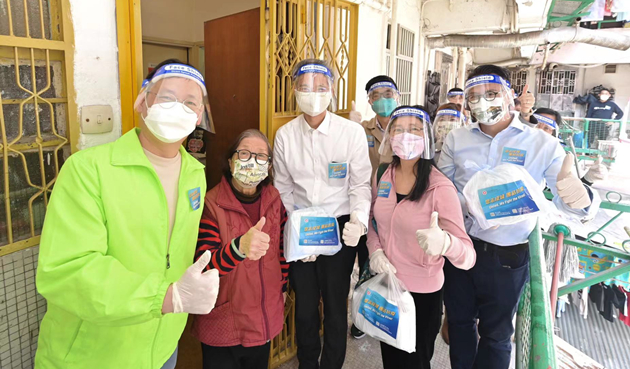 羅致光到訪觀塘區 向獨居長者及基層住戶派發「防疫服務包」