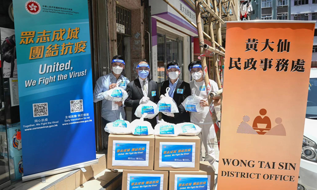 曾國衞到黃大仙派發「防疫服務包」 為義工打氣