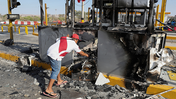 秘魯多地爆發示威活動 總統宣布首都等地實施宵禁