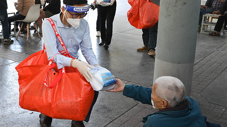 民政總署向露宿者派發「防疫服務包」