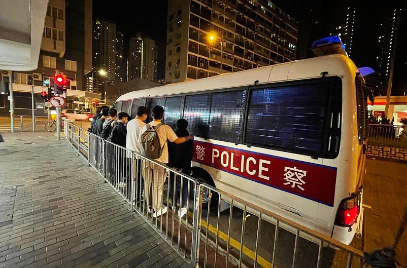 警深水埗搗破非法賭檔拘6人 檢獲逾8萬元賭款及籌碼