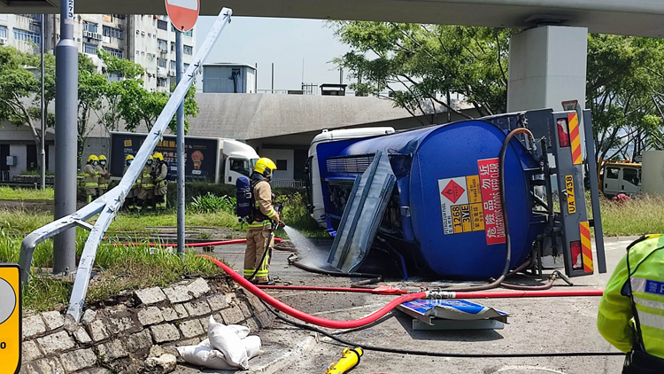 運載柴油油缸車青衣失控翻側 司機受傷拒送院