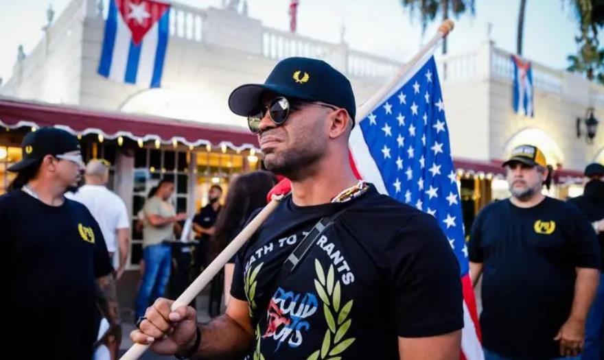 美國「驕傲男孩」組織領導人對共謀指控表示不認罪