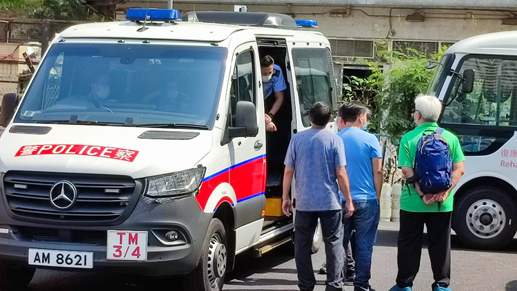 屯門一露天停車場2巴士司機位車窗被撬 警方到場調查