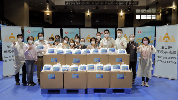 新任民政事務總署署長到油麻地派發「防疫服務包」 籲市民團結抗疫