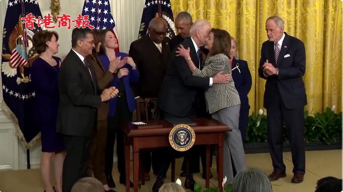 有片 | 白宮發言人：拜登與佩洛西親吻面頰沒15分鐘不算密接