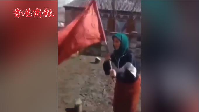 有片 | 烏老人舉蘇聯紅旗歡迎俄軍 烏軍士兵將旗當面踩在腳下