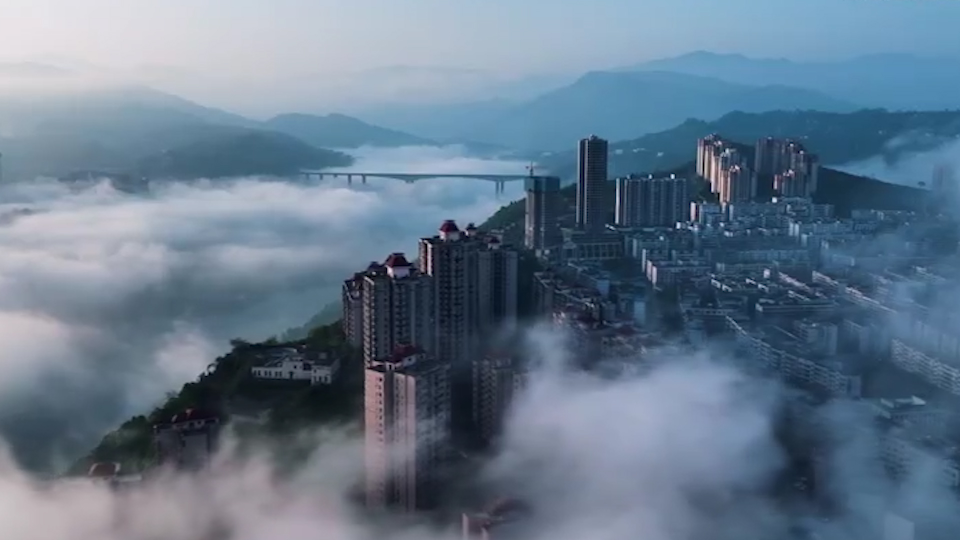 有片丨如夢如幻！霧中的重慶好像置於雲端