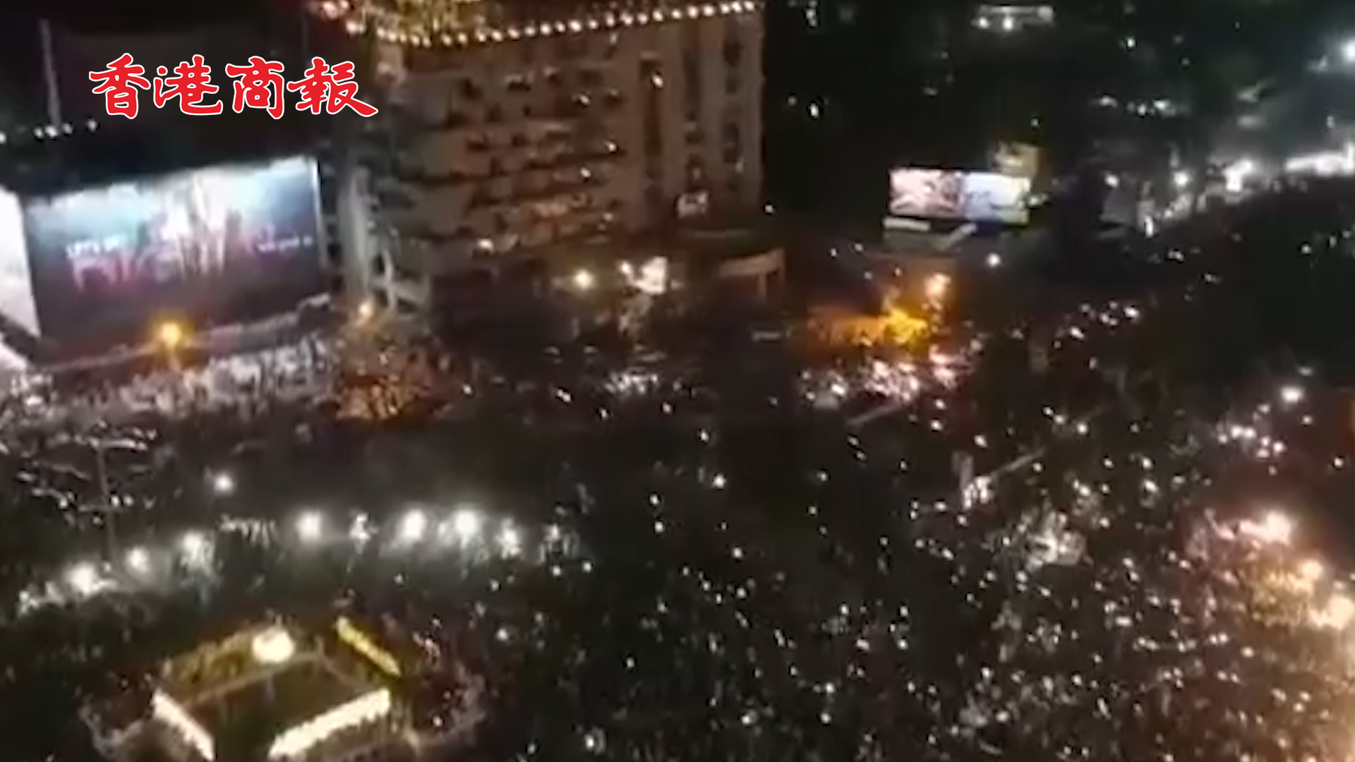 有片丨巴基斯坦上萬人湧上街頭 抗議總理伊姆蘭·汗被罷免