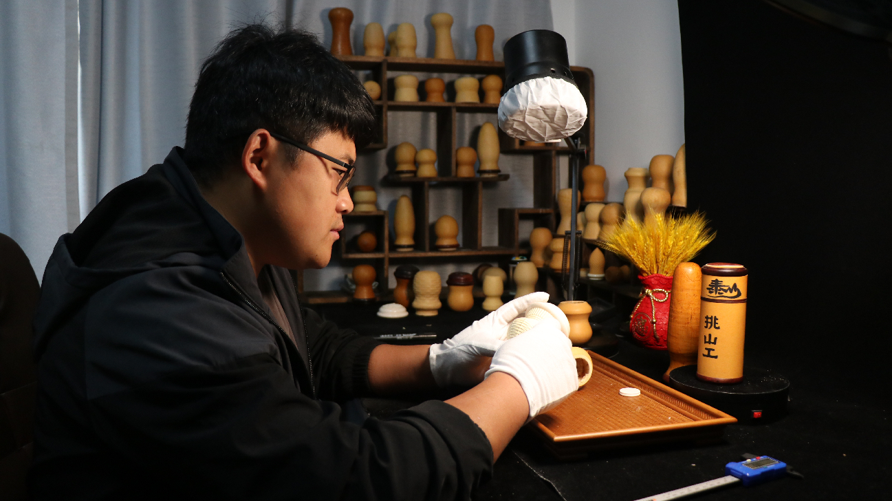 山東泰安小伙在「小葫蘆」上做出「大文章」