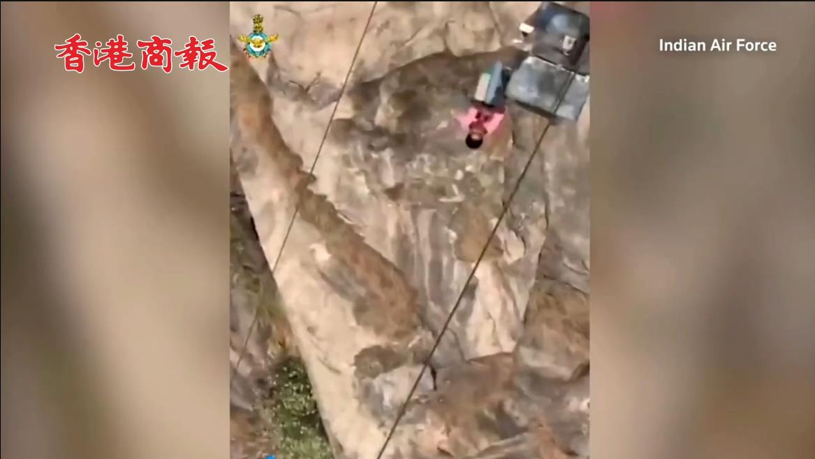 有片 | 印度景區纜車故障遊客被困空中 1人從救援直升機上墜亡