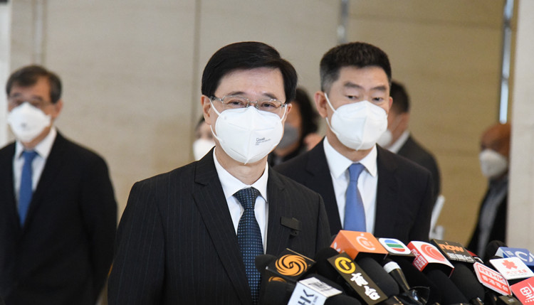 李家超今報名參選特首 ​馬不停蹄晤選委 收逾700張提名票