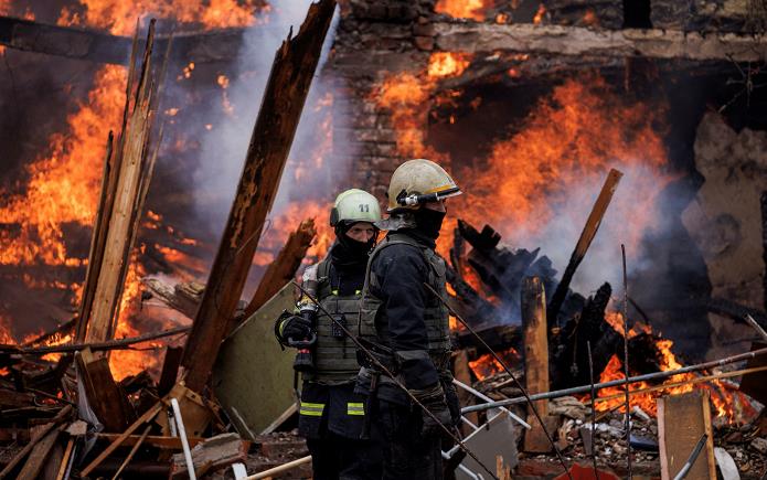 圖集丨烏克蘭哈爾科夫機場附近居民樓遭俄軍炮擊起火