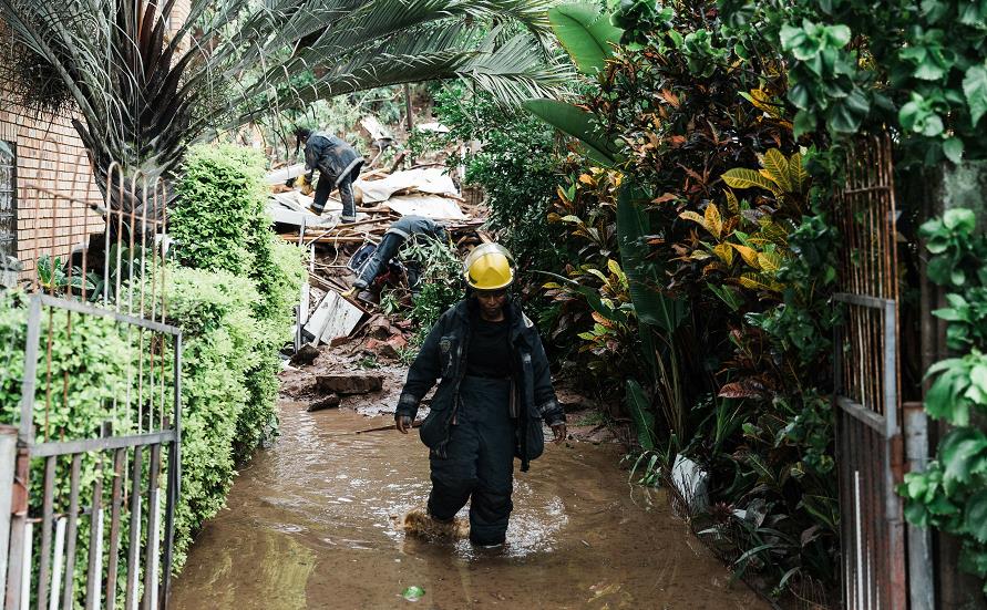 圖集丨南非東部破紀錄降雨釀近60人喪命 港口貨櫃遭大水沖垮