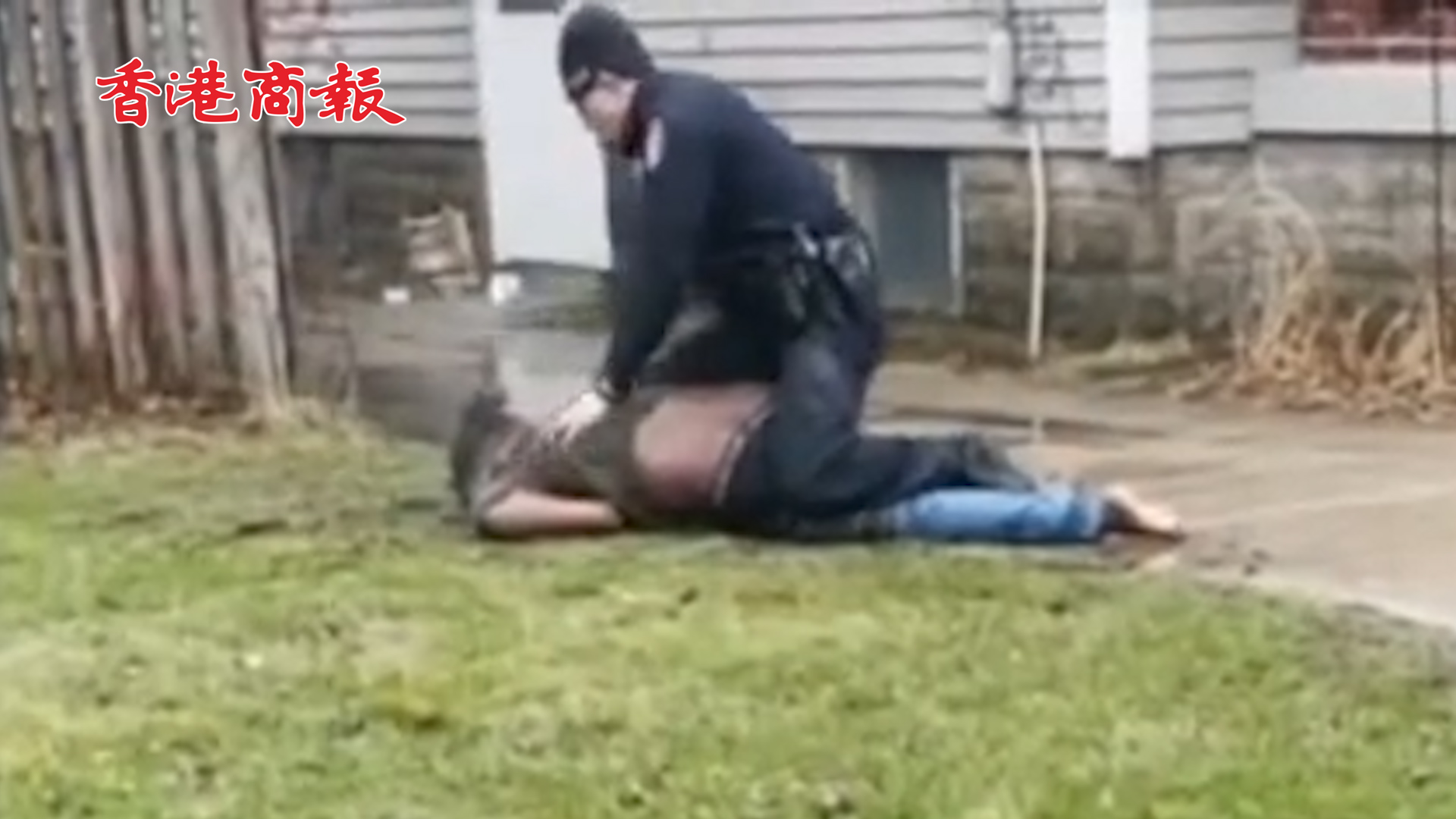 有片丨美警當街「處決」非裔居民：跪壓 槍射頭部