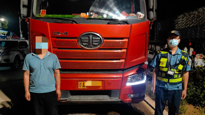 深圳交通交警聯合治超重拳出擊 9輛「百噸王」一網成擒