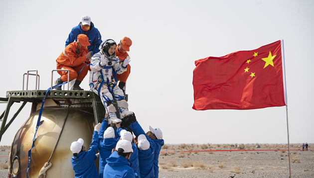 有片 |  王亞平女兒手捧鮮花接媽媽回家：「摘星星的媽媽回來了！」