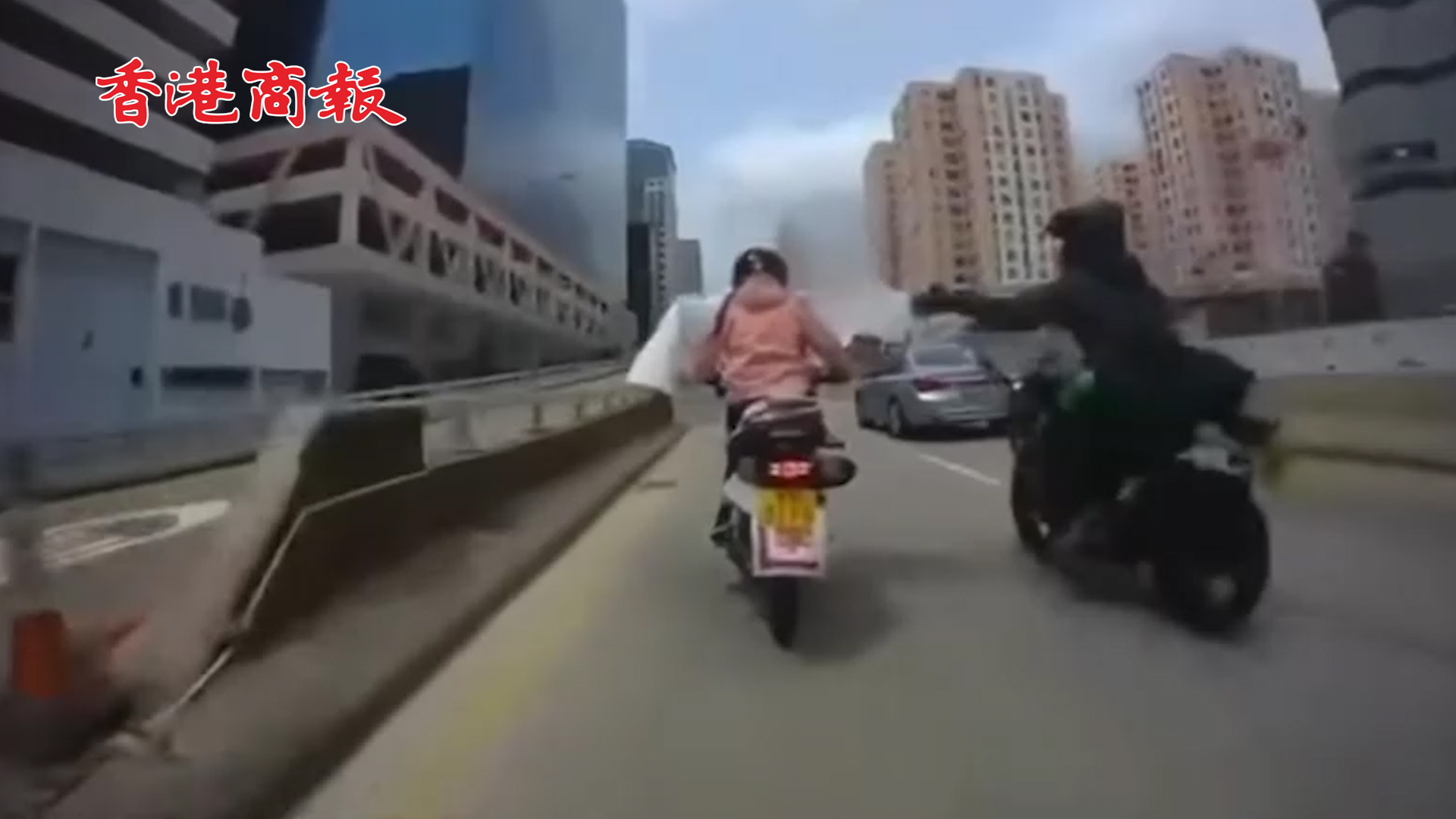 有片丨學牌女鐵騎被廢紙擋臉險失事 路過鐵騎士「英雄救美」