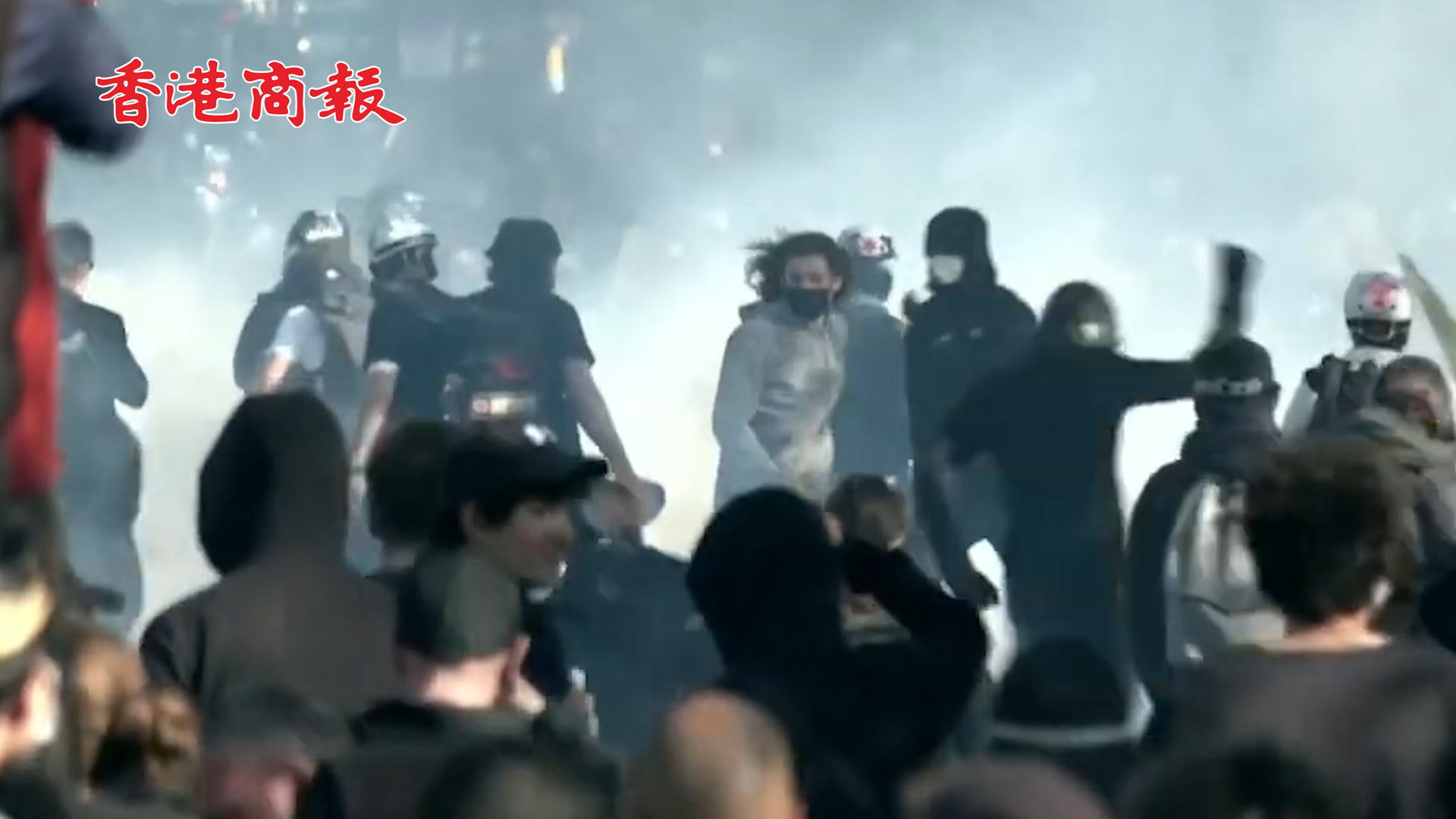 有片丨法國近萬人抗議總統候選人 警方與示威者發生衝突