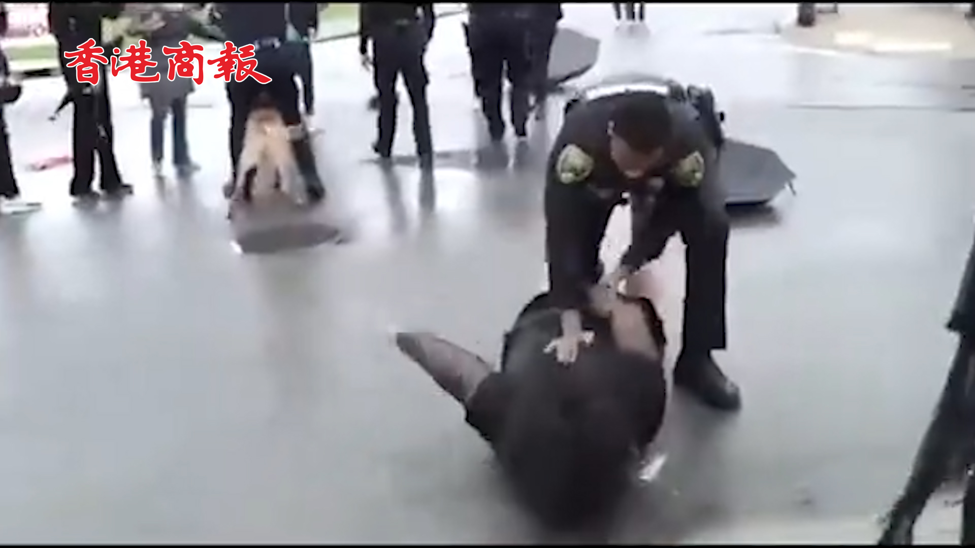 有片丨美國「黑人的命也是命」抗議現場：黑人警察打倒女抗議者