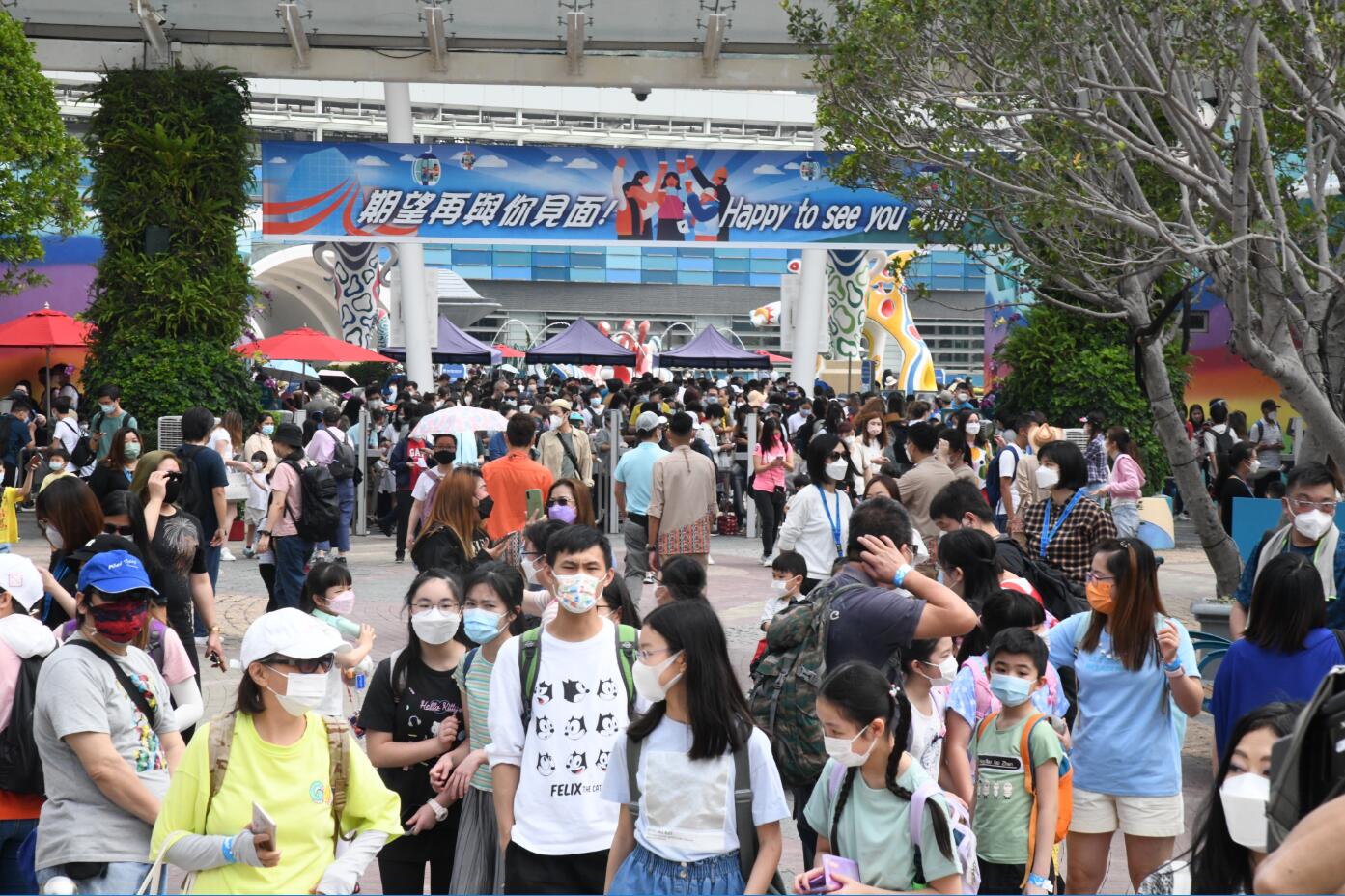 主題公園重現生氣 食肆餐廳座無虛席  「復常」首日人潮湧動
