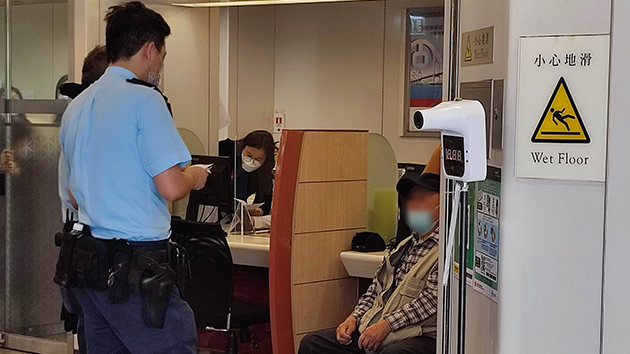 八旬老翁與銀行職員爭執 口袋現剪刀市民報警