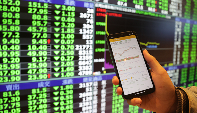 金融、航運回神 台股收跌102點守住萬七大關