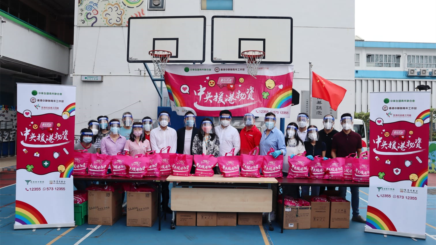 立法會議員梁毓偉攜義工向保良局林文燦英文小學派逾170份防疫包