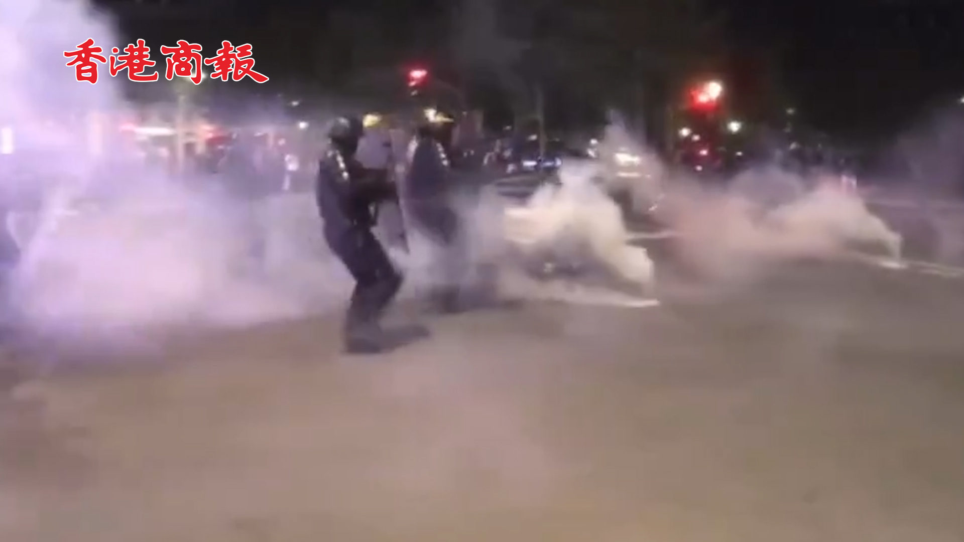 有片丨馬克龍勝選後法國多地爆發抗議 示威者與警察激烈衝突