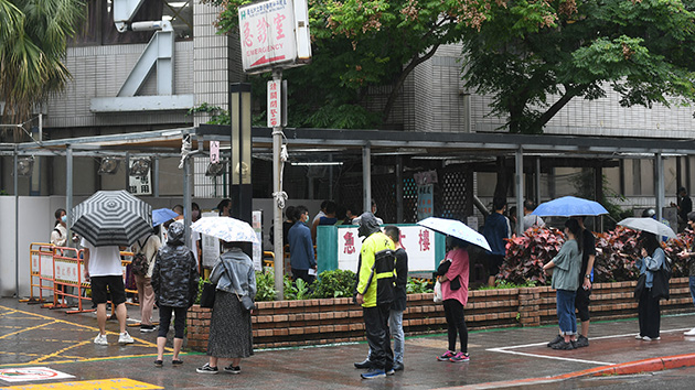 逾4成台灣民眾認為當局防疫「起步太慢、配套不足」